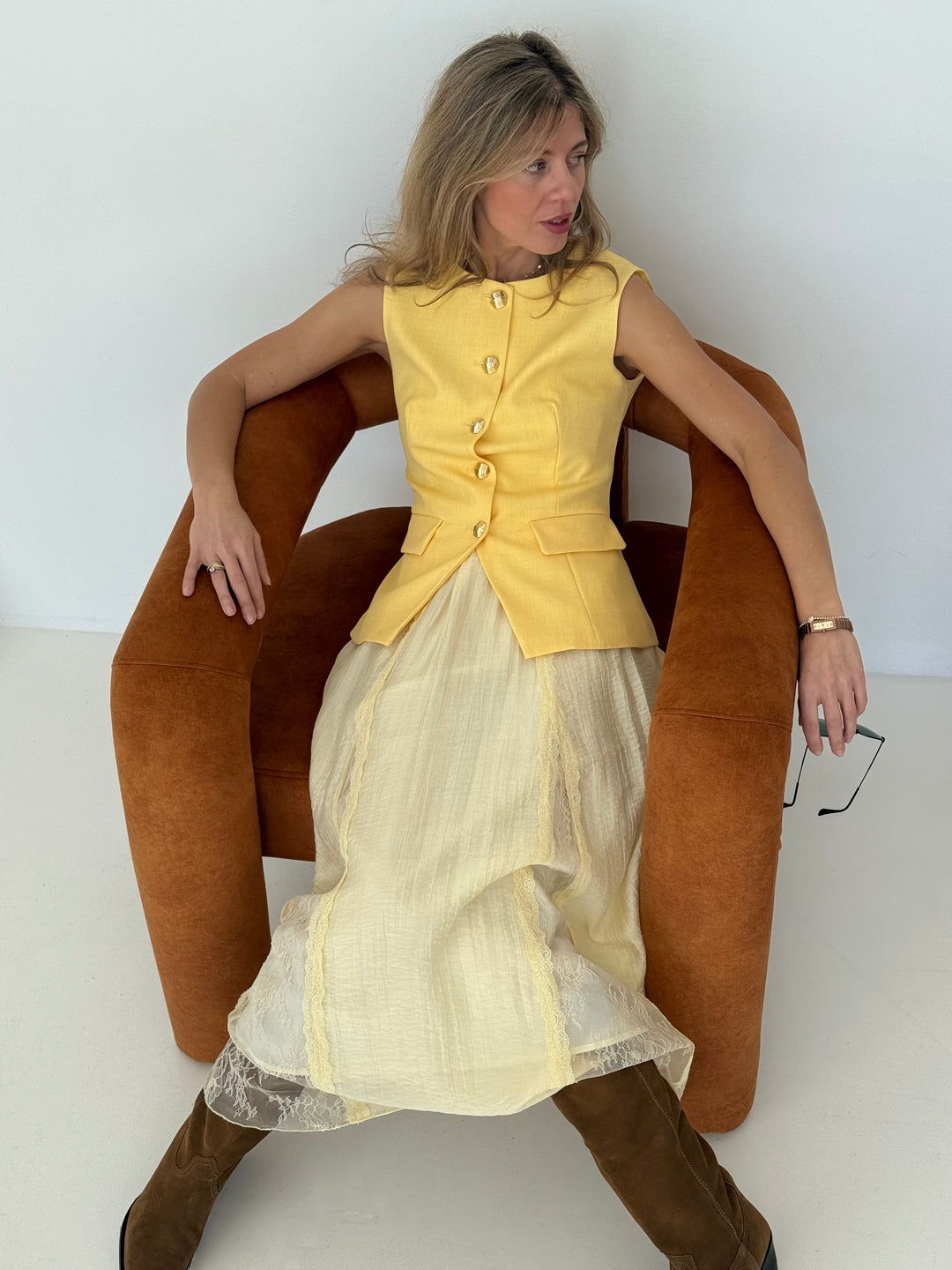 Klasiska veste ar dekoratīvām pogām