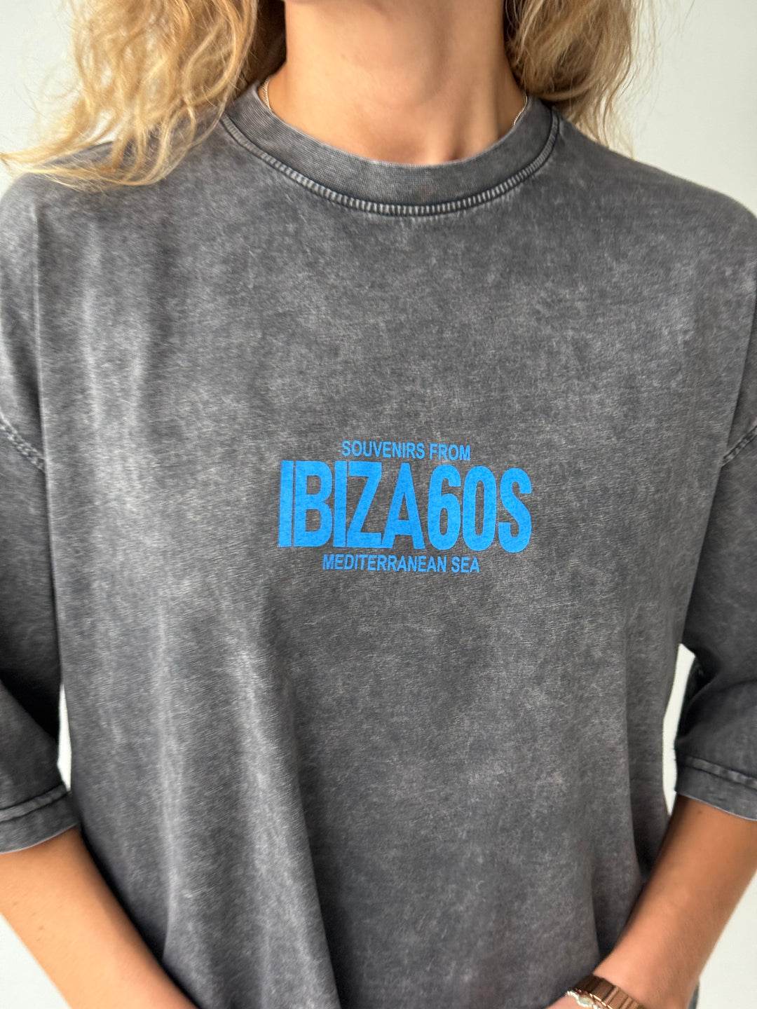 Pagarināts kokvilnas T-krekls ar balinātu efektu un apdruku #02