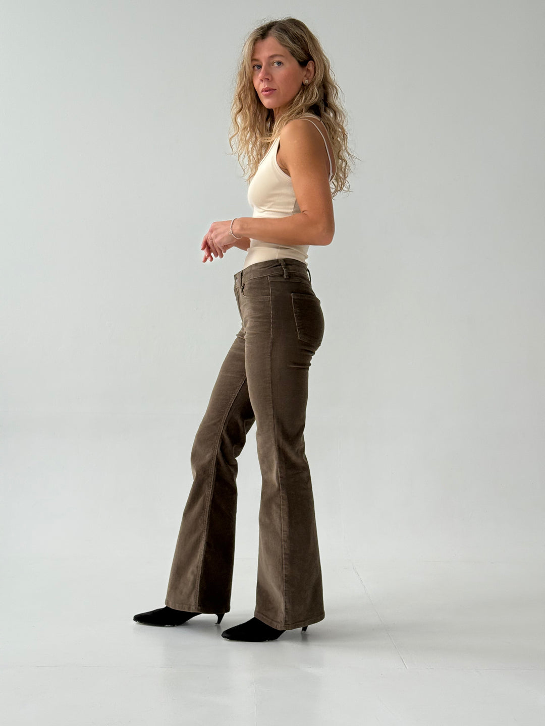 Zvanveida velveta bikses ar zemu jostasvietu