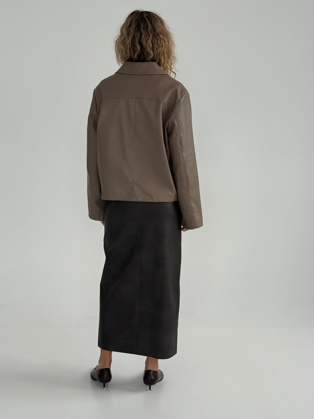 Ādas imitācijas svārki ar šķēlumu priekšpusē