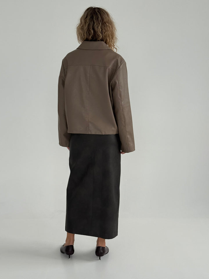 Ādas imitācijas svārki ar šķēlumu priekšpusē