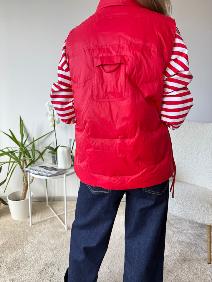 Stepēta veste ar regulējamiem elementiem