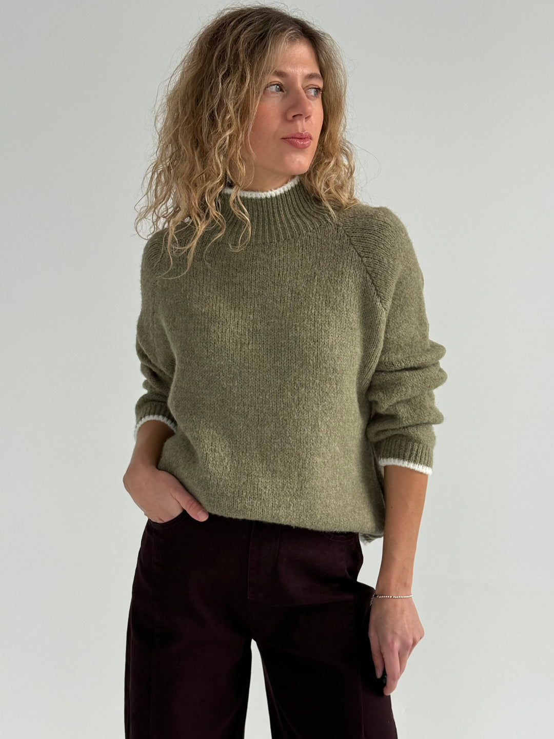 Vilnas džemperis ar kontrastējošu elementu