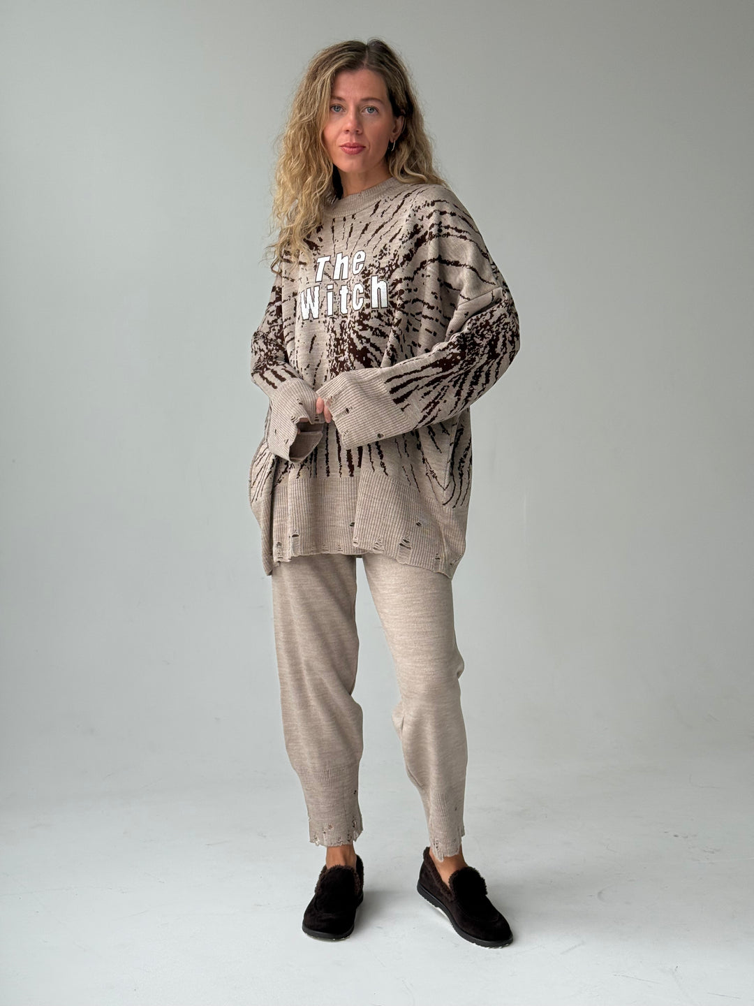 Trikotāžas bikšu kostīms ar uzrakstu un plēsumiem