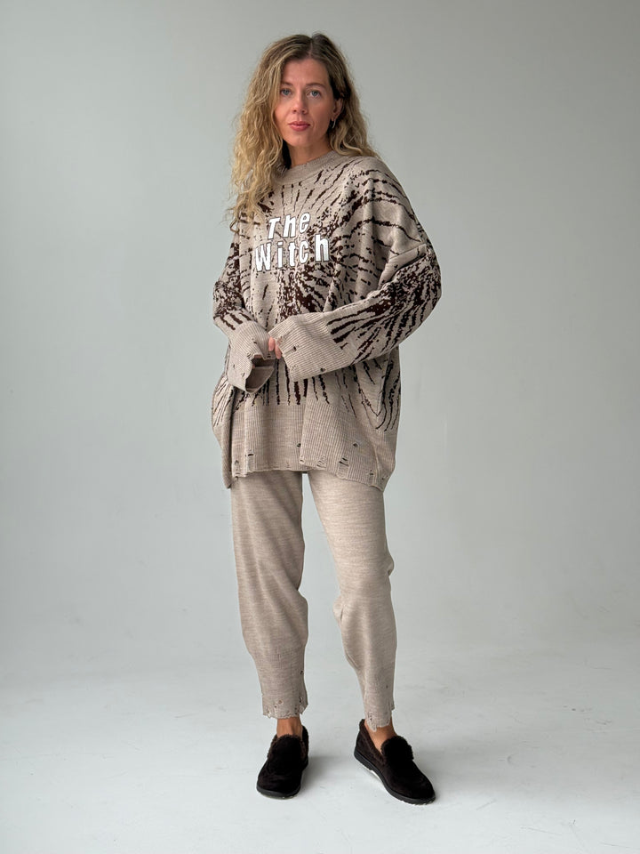 Trikotāžas bikšu kostīms ar uzrakstu un plēsumiem