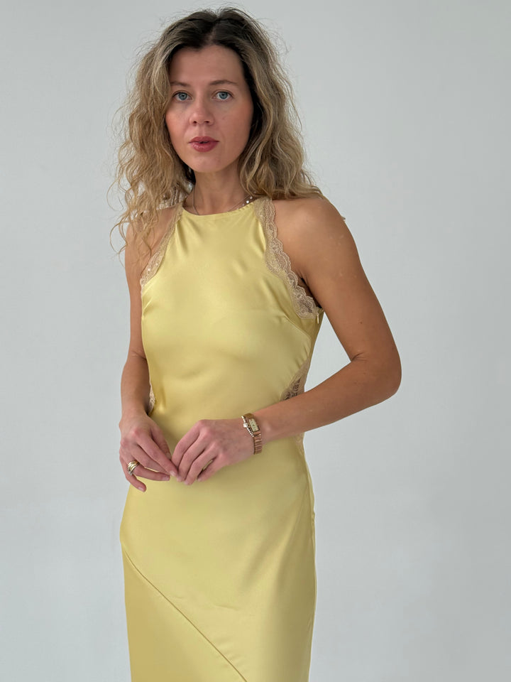 Gara satīna brīvi krītoša kleita ar mežģīnēm