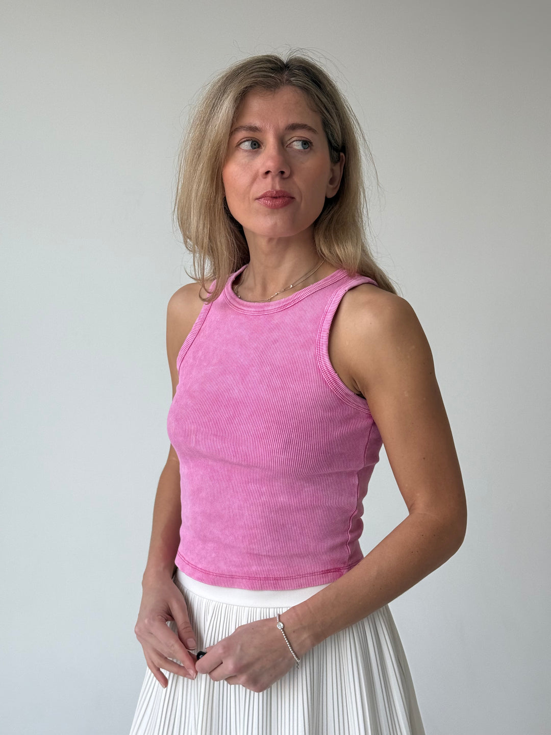 Slim fit kokvilnas rievots tops ar balinātu efektu