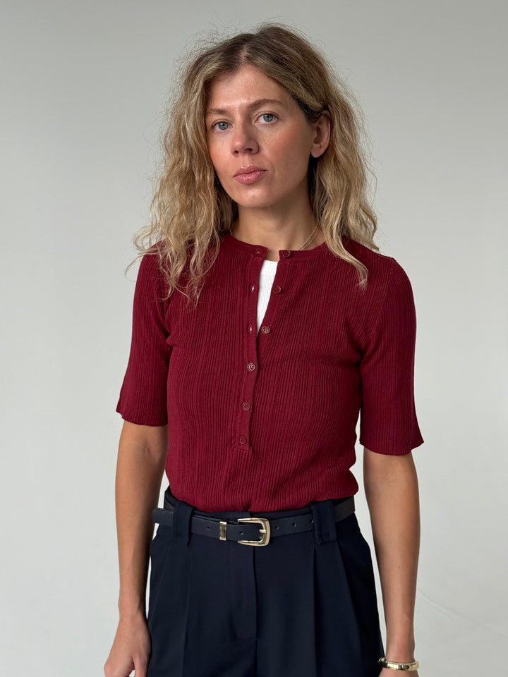 Trikotāžas rievots džemperis ar īsām piedurknēm