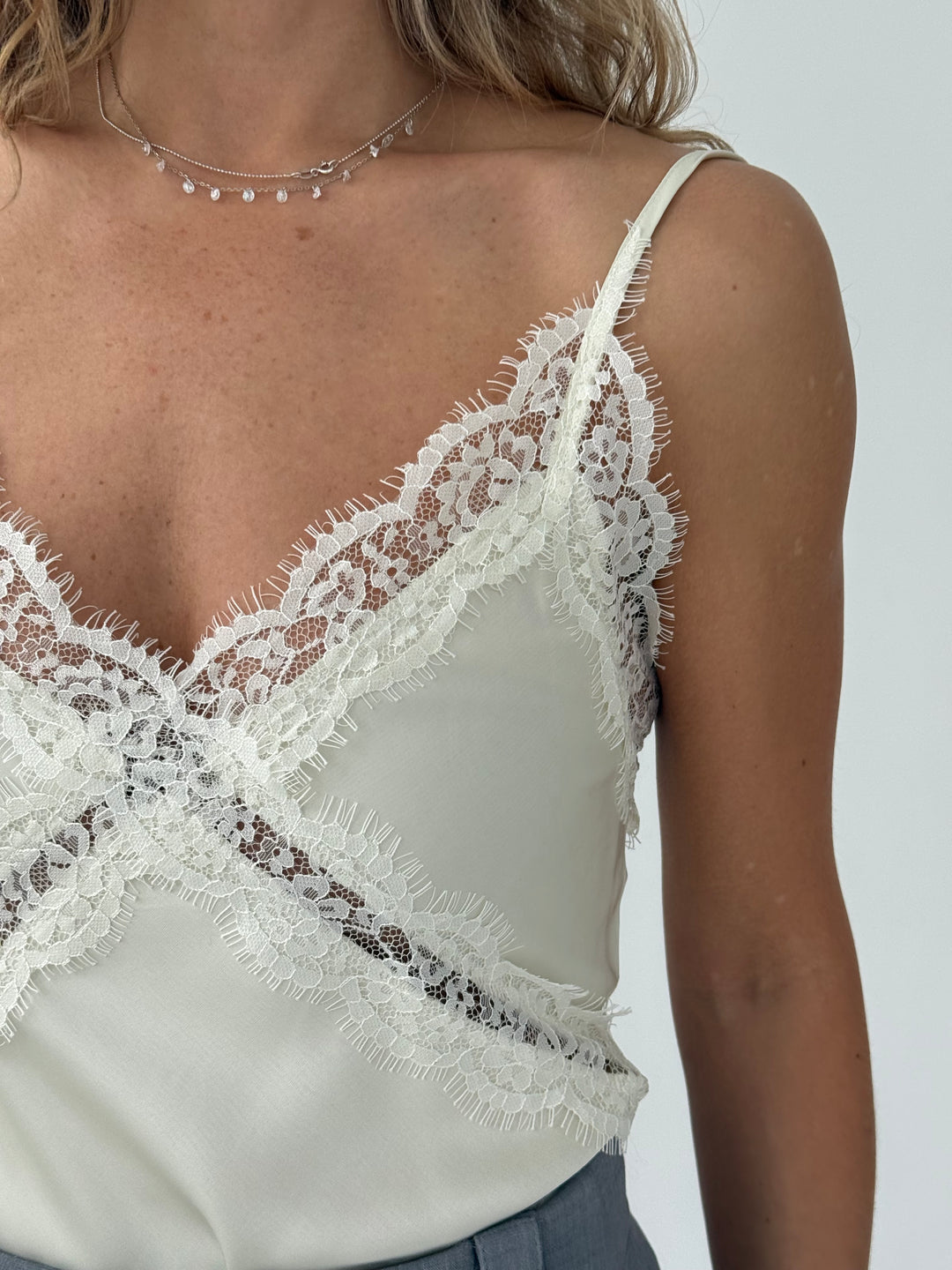 Satīna tops ar mežģīnēm