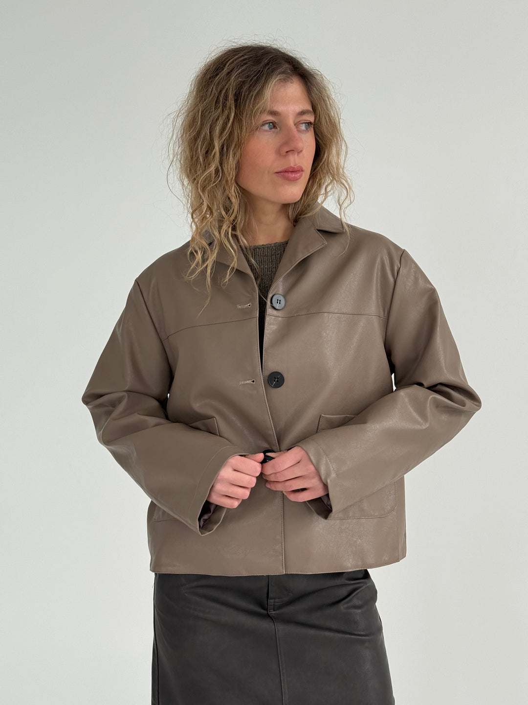 Klasiska žaketes stilā ādas imitācijas virsjaka