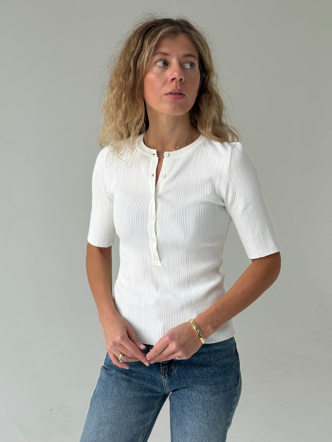 Trikotāžas rievots džemperis ar īsām piedurknēm