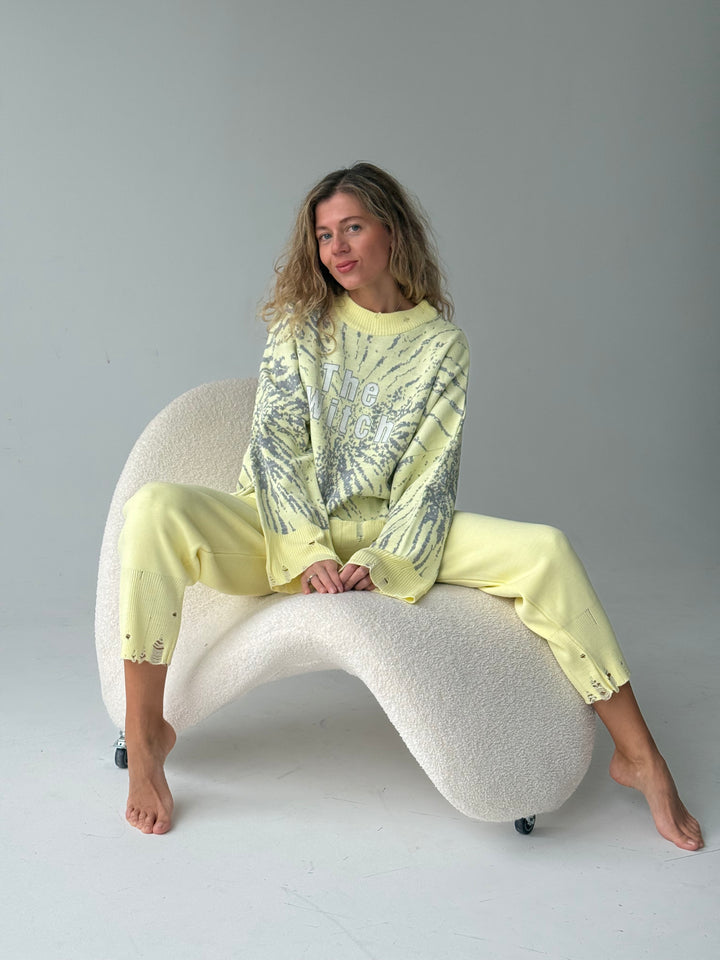 Trikotāžas bikšu kostīms ar uzrakstu un plēsumiem