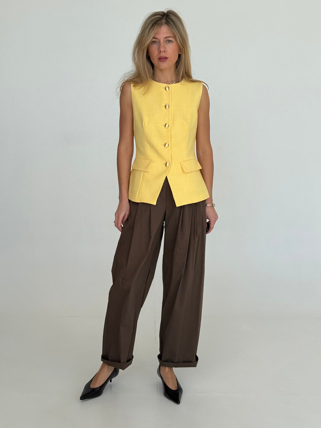 Klasiska veste ar dekoratīvām pogām