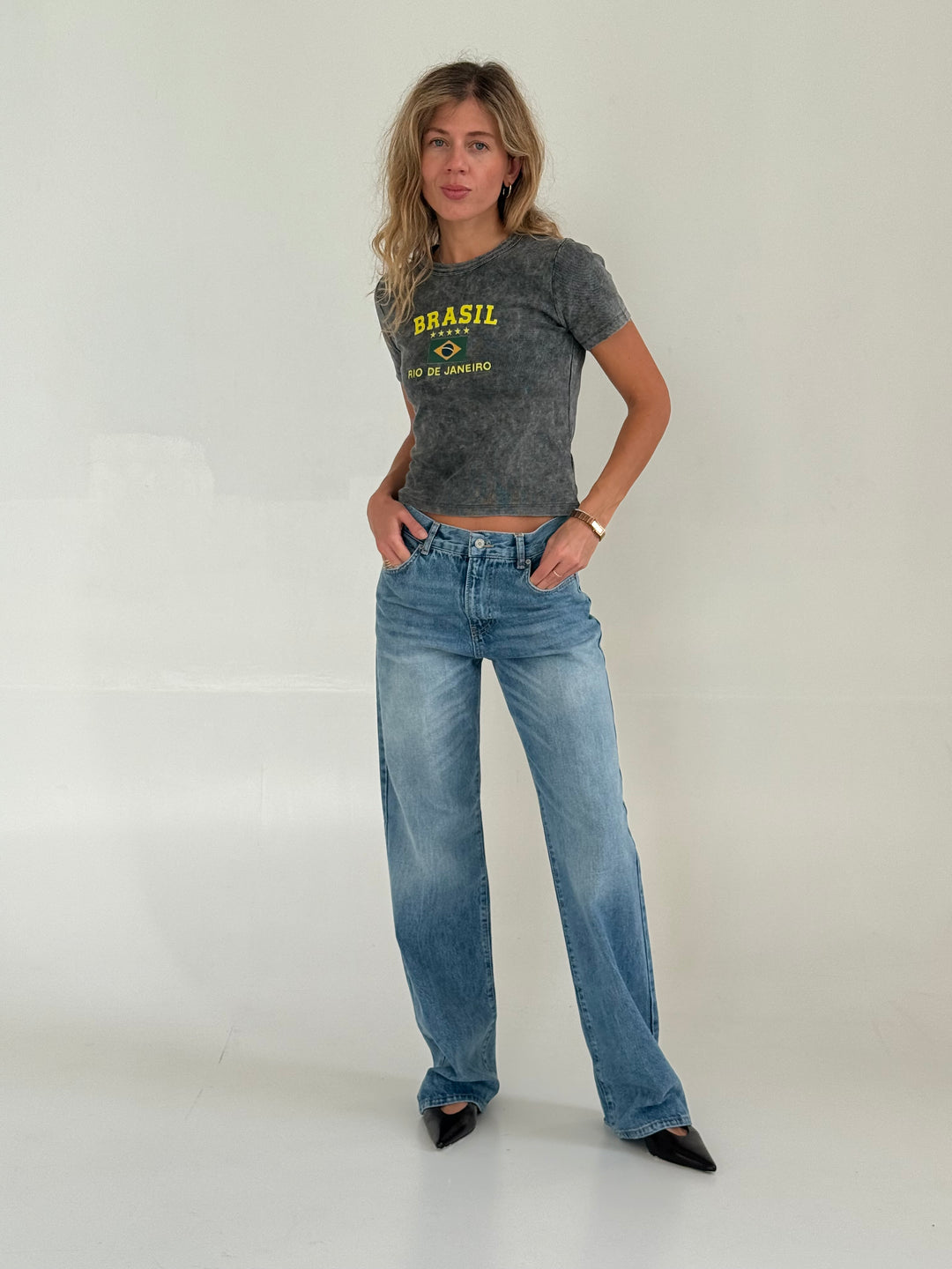 Slim fit kokvilnas rievots T-krekls ar uzrakstu