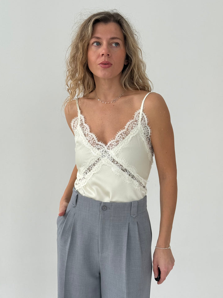 Satīna tops ar mežģīnēm