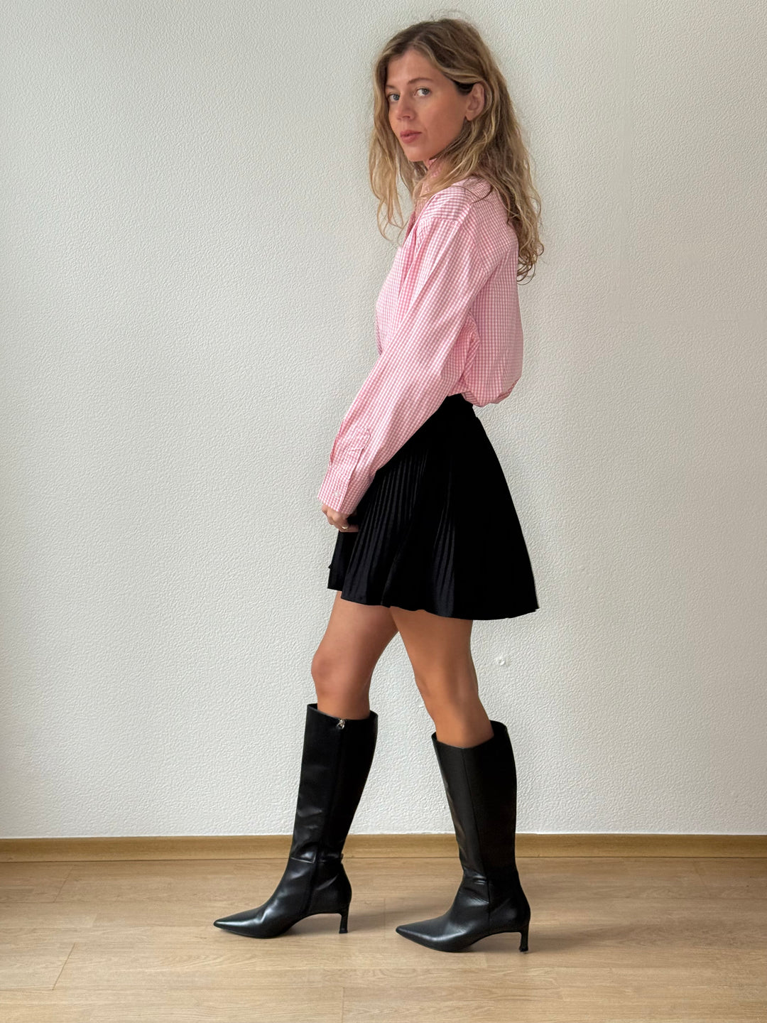 Mini plisēti svārki ar iestrādātu gumiju jostasvietā