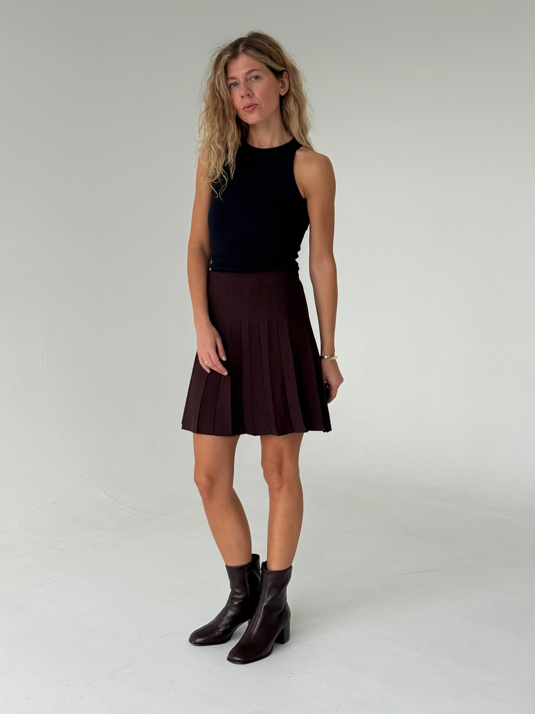 Trikotāžas plisēti svārki ar iestrādātu gumiju jostasvietā