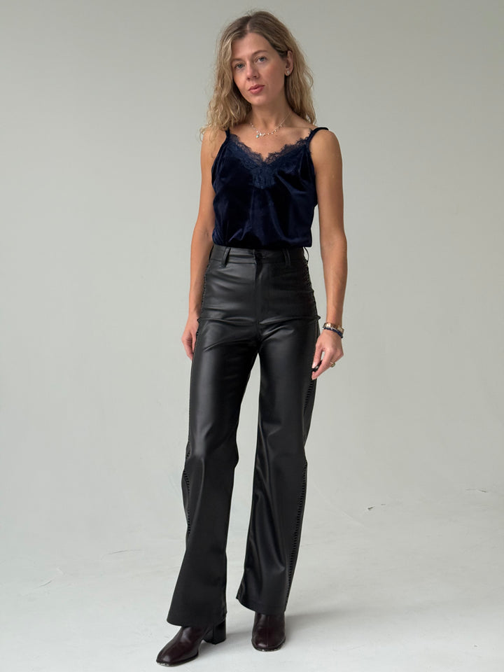 Taisnas ādas imitācijas bikses ar perforāciju