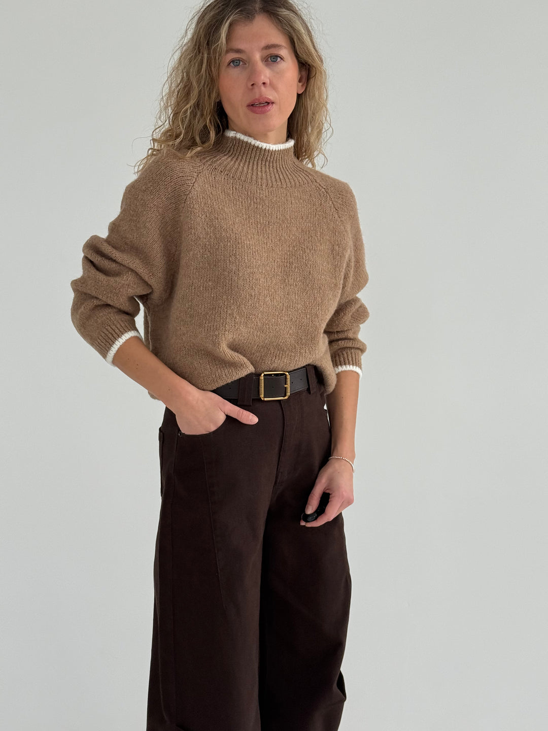 Vilnas džemperis ar kontrastējošu elementu