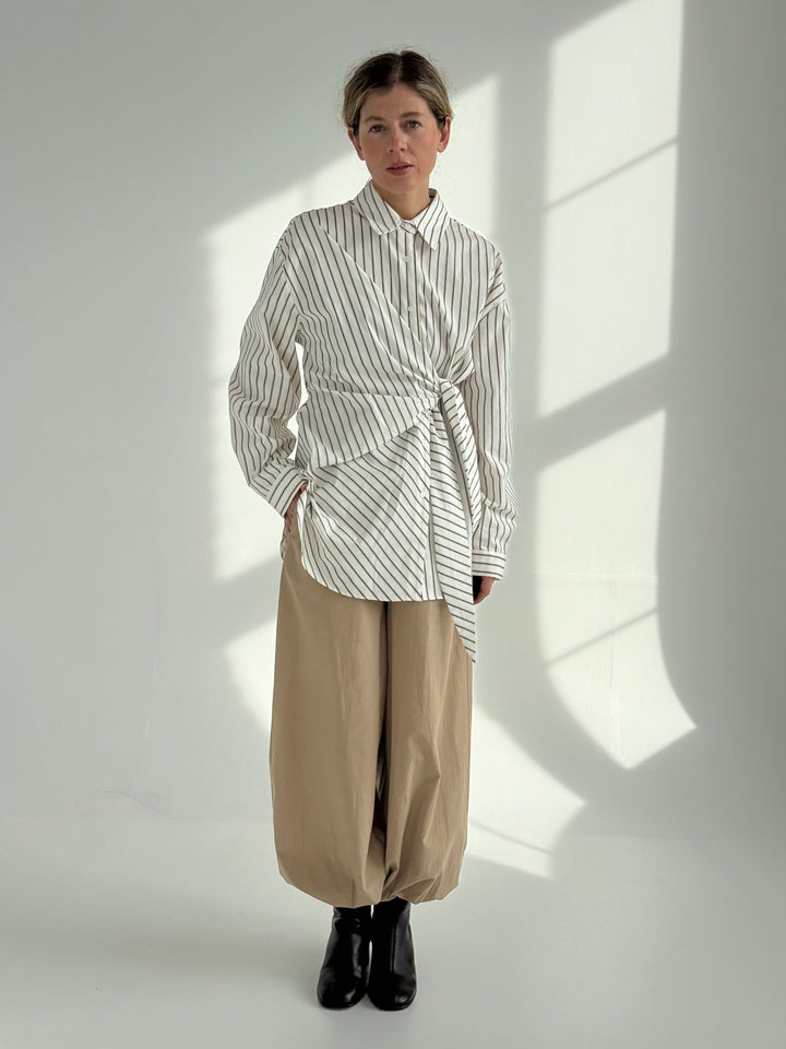 Pagarināts svītrains kokvilnas krekls ar sasienamu elementu