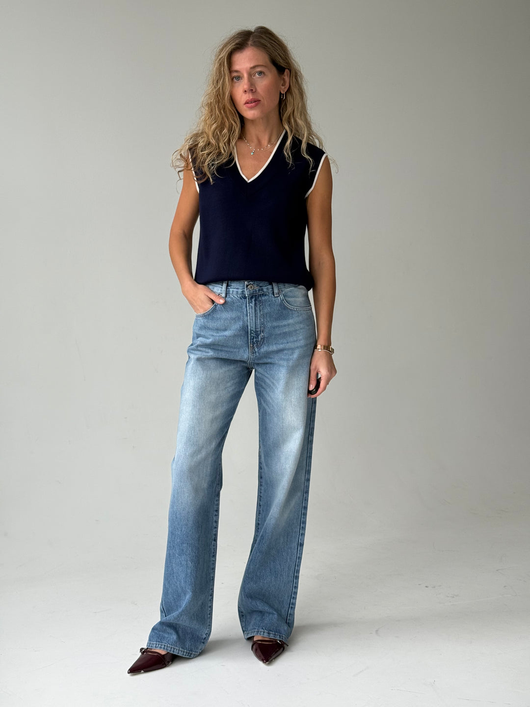 Taisnas džinsa bikses ar augstu jostasvietu un balinātu efektu