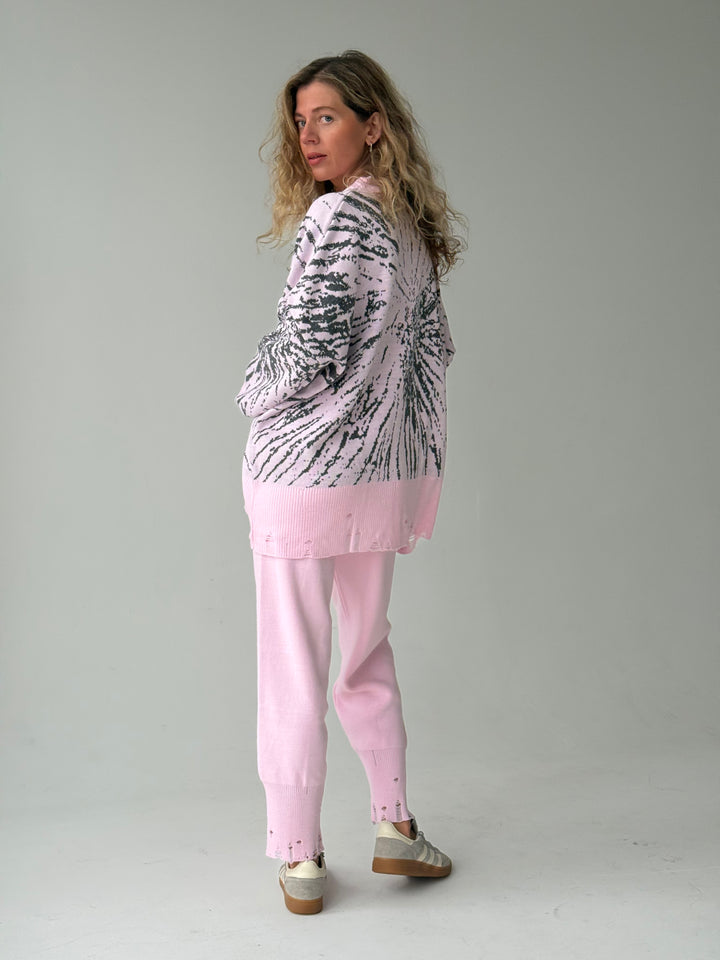 Trikotāžas bikšu kostīms ar uzrakstu un plēsumiem