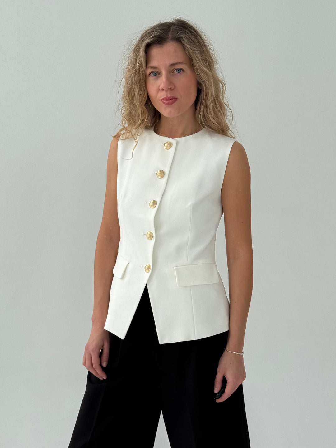 Klasiska veste ar dekoratīvām pogām