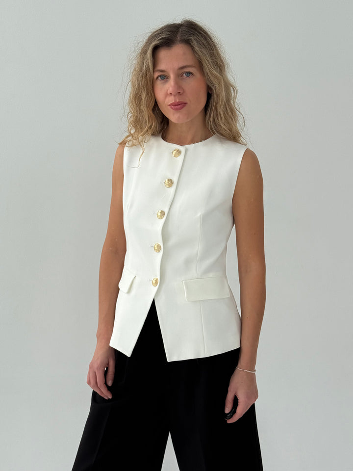 Klasiska veste ar dekoratīvām pogām