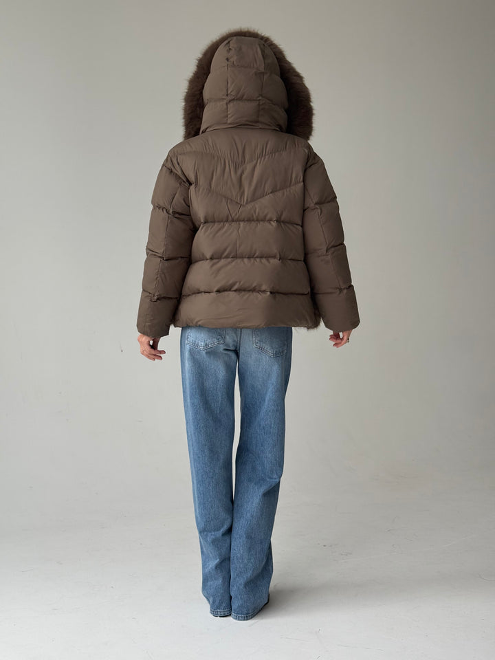 Stepēta pufīga virsjaka ar mākslīgo kažokādu