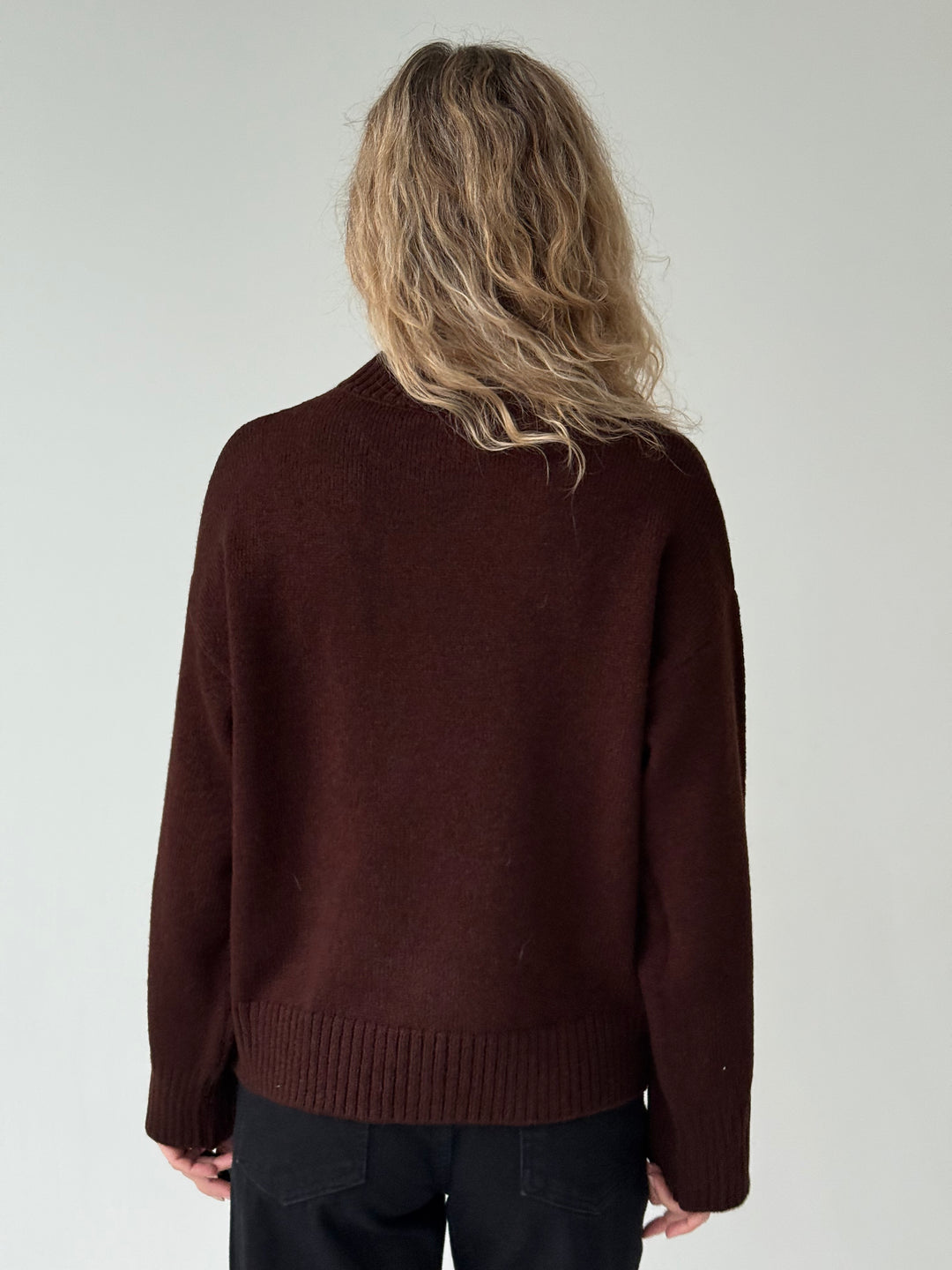 Adīts džemperis ar apaļu kakla izgriezumu #02