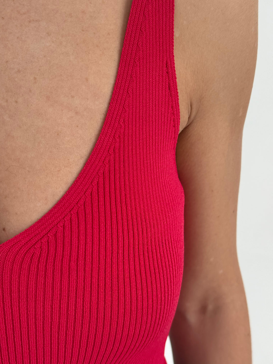 Rievots viskozes tops ar V-veida kakla izgriezumu