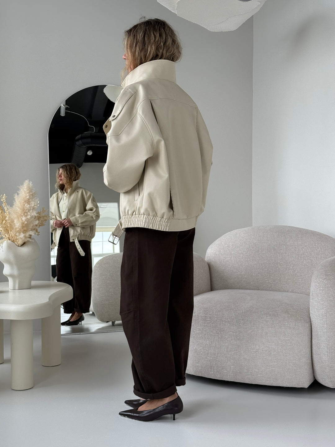 Ādas imitācijas bomber stila virsjaka ar augstu apkakli