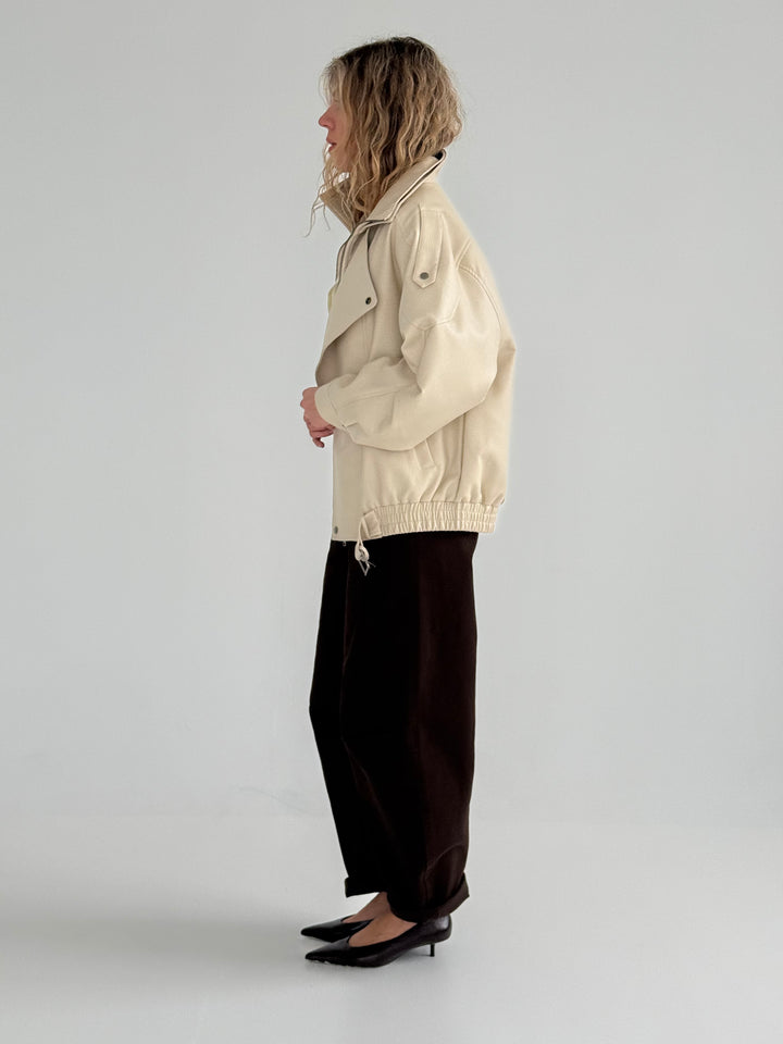 Ādas imitācijas bomber stila virsjaka ar augstu apkakli