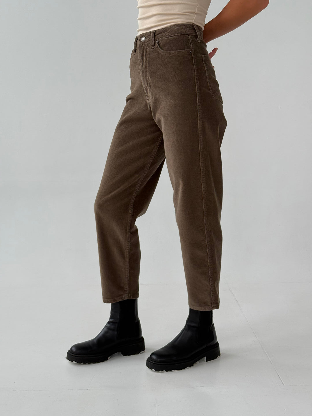 Velveta mom fit džinsa bikses ar augstu jostasvietu