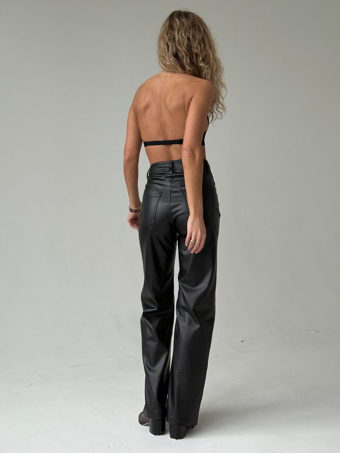 Bezšuvju krūšturis ar atvērtu muguru