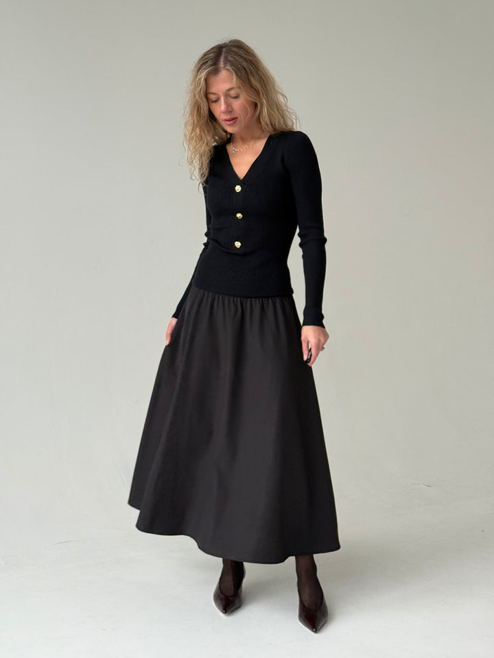 Daļēji trikotāžas kleita ar garām piedurknēm