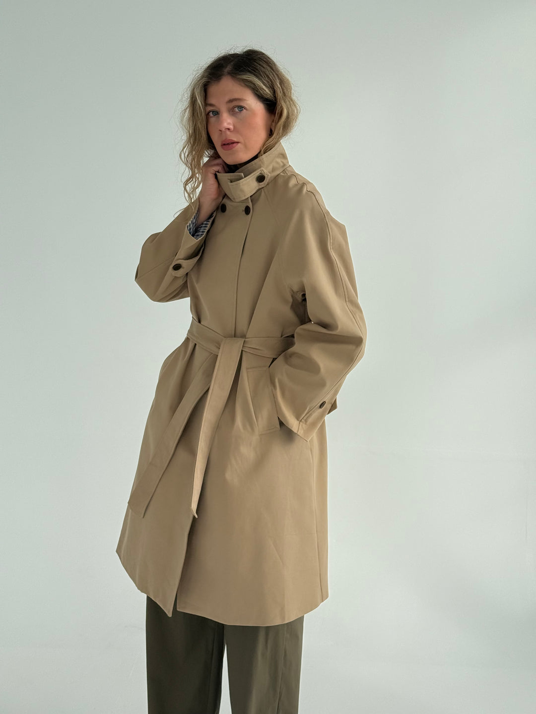 Trencis ar augstu apkakli un noņemamu jostu