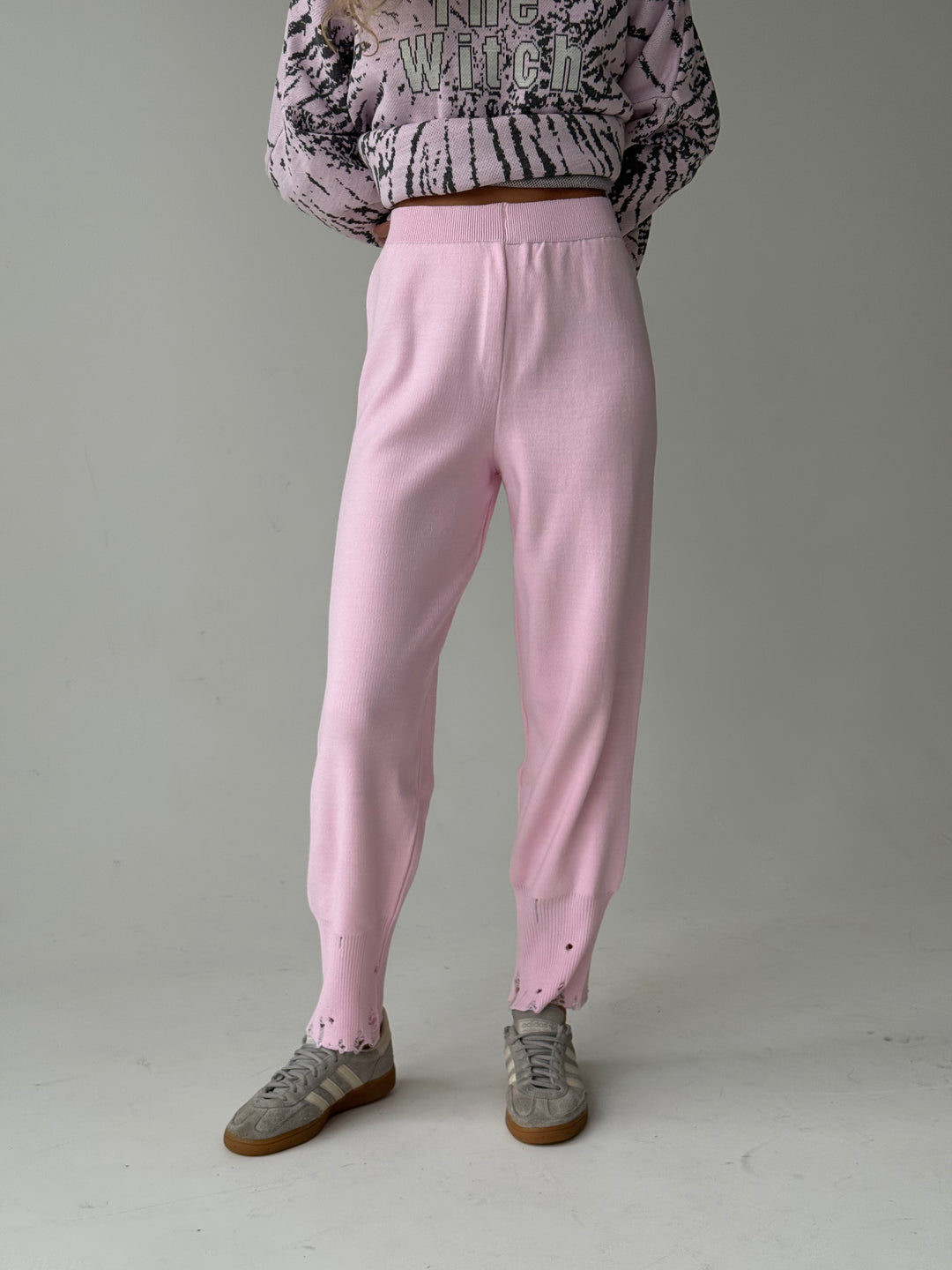 Trikotāžas bikšu kostīms ar uzrakstu un plēsumiem