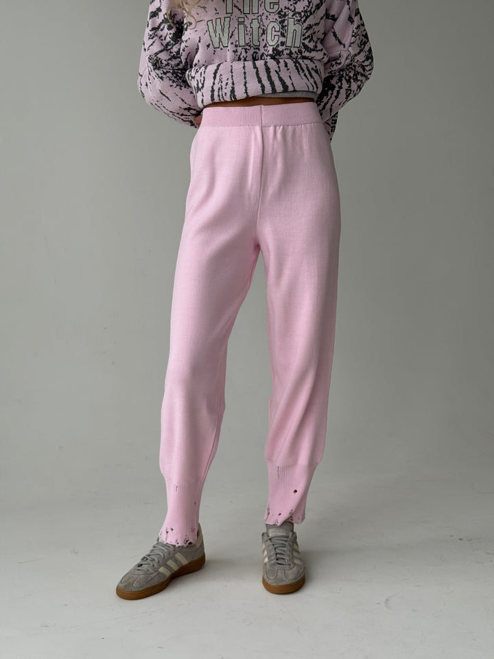 Trikotāžas bikšu kostīms ar uzrakstu un plēsumiem