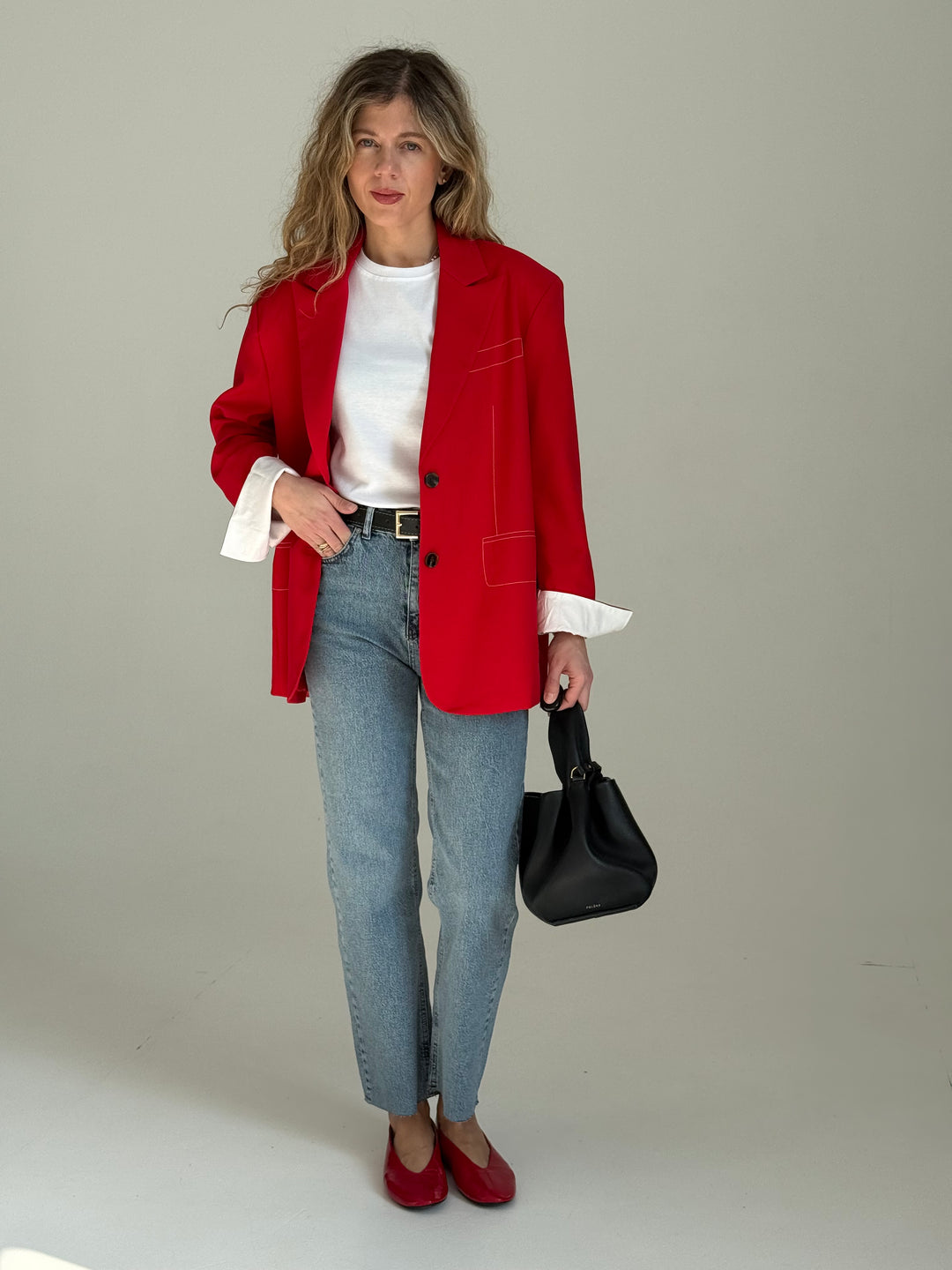 Saīsinātas džinsa bikses ar balinātu efektu un jostu