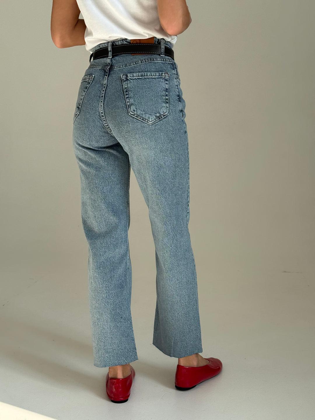 Saīsinātas džinsa bikses ar balinātu efektu un jostu