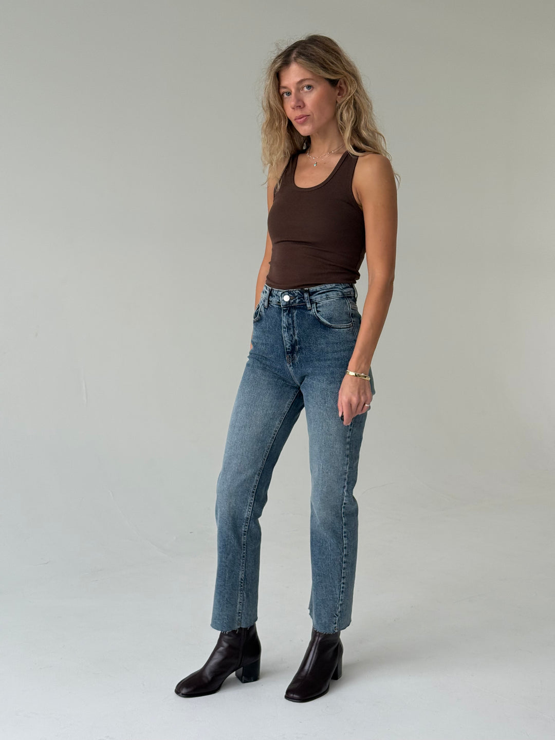 Saīsinātas džinsa bikses ar balinātu efektu