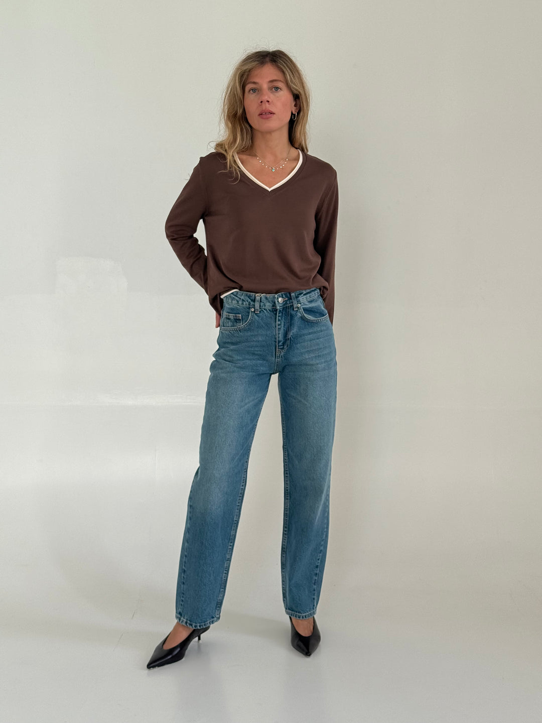 Trikotāžas plāns džemperis ar V-veida kakla izgriezumu