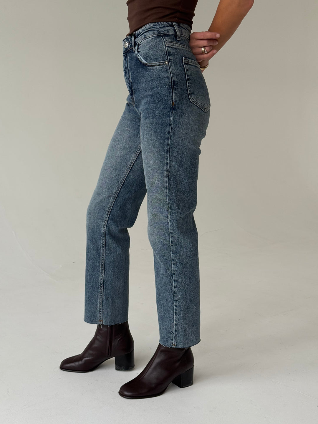 Saīsinātas džinsa bikses ar balinātu efektu