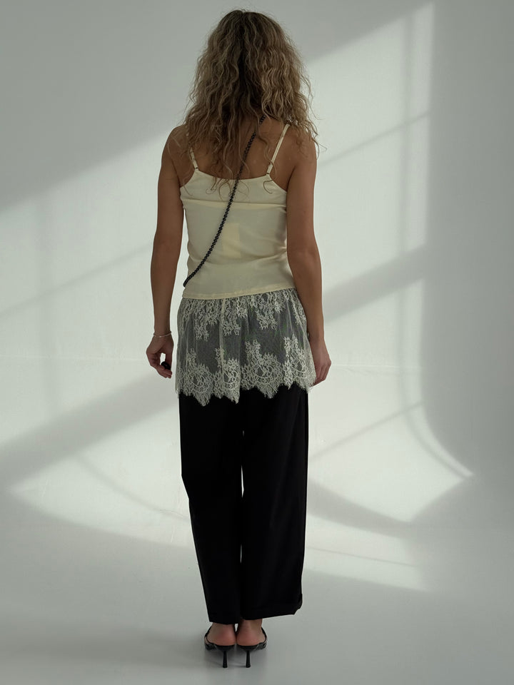 Kokvilnas tops ar mežģīnēm