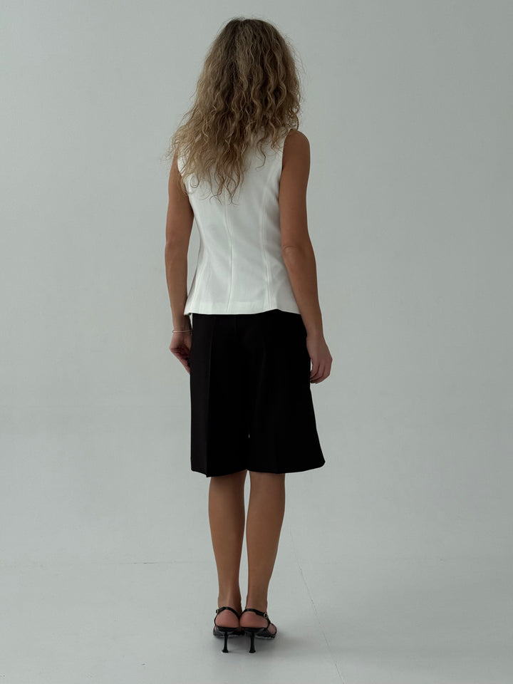 Klasiska veste ar dekoratīvām pogām