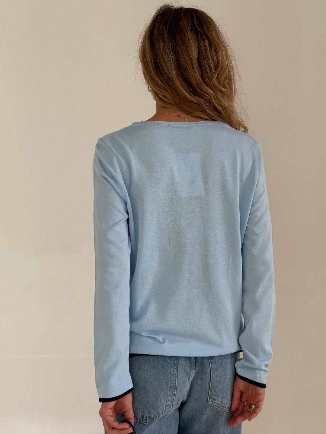 Trikotāžas plāns džemperis ar V-veida kakla izgriezumu