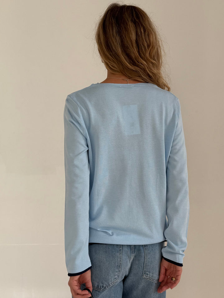 Trikotāžas plāns džemperis ar V-veida kakla izgriezumu