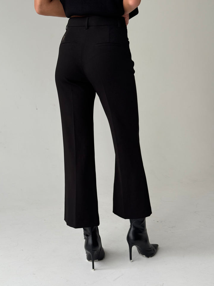 Saīsinātas zvanveida bikses