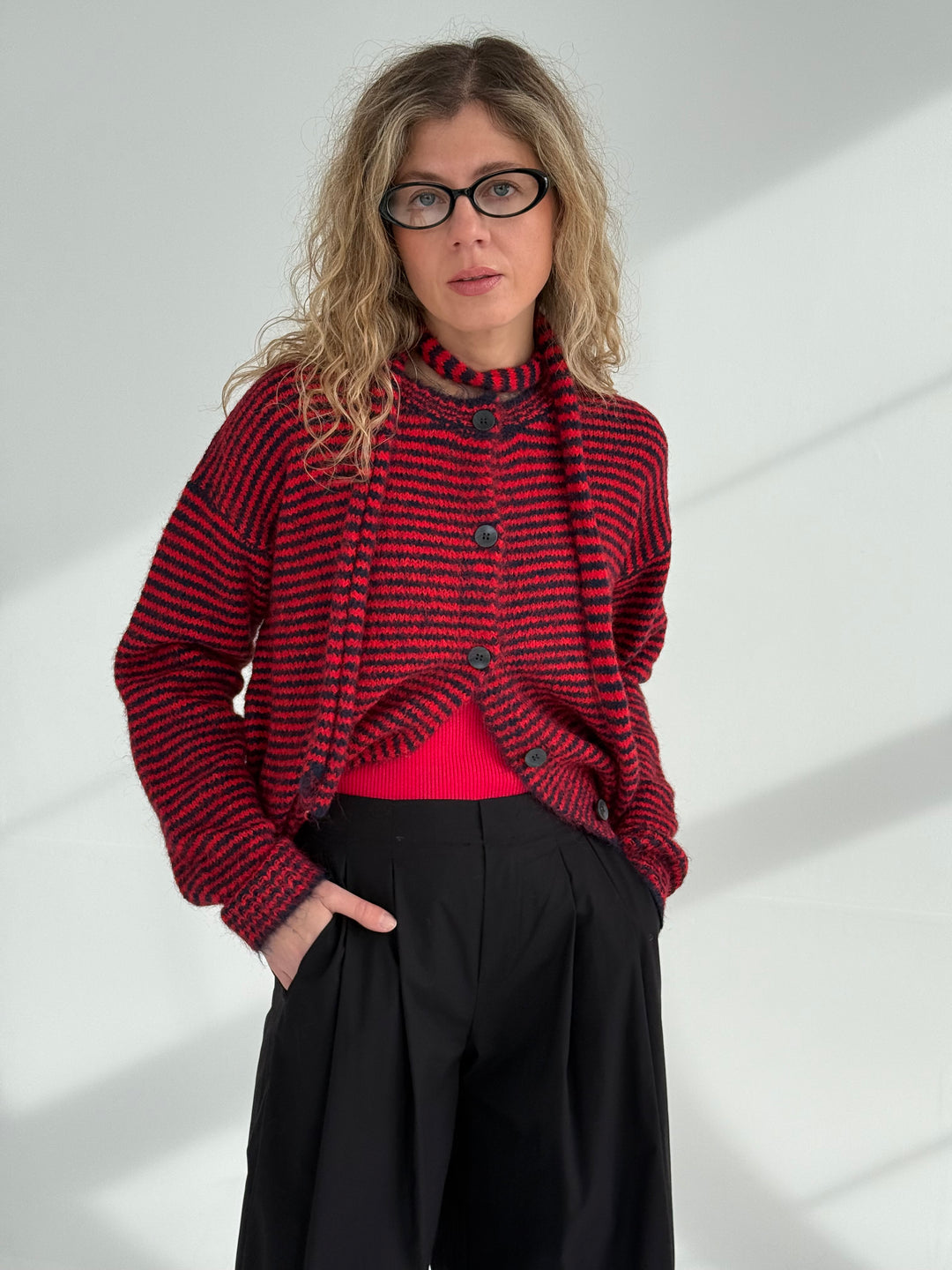 Adīta svītraina pogājama jaka ar jostu